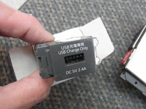【新品】埋込[充電用]USBコンセント 1ポート(2.4A)　グレー　WN1485H　②