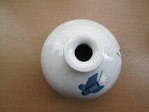 一輪挿し　「茶山」刻印　ちょうちょの染付がかわいい/陶器・レトロな花器、ぽってりとした形_画像4