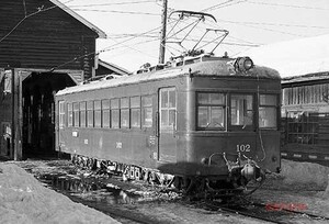 [ railroad photograph ] Asahikawa electro- .mo is 102 [4001020]