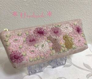 うさぎさんとお花の手刺繍　横長ポーチ（ペンケース・メガネケース・コスメポーチ）ハンドメイド