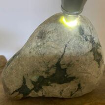 【J102】3kg　大　翡翠含有　白翡翠　緑　透過　糸魚川産　水石　自然石　観賞石　天然石_画像1