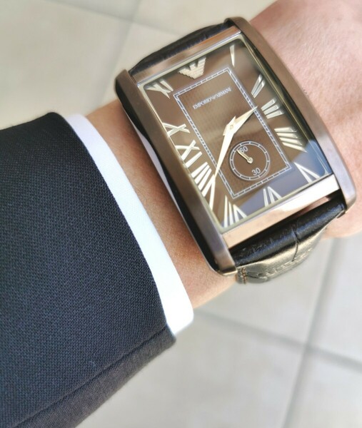 アルマーニのメンズ腕時計　長方形　ブラウン