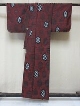 1円 中古 正絹 着物 紬 和装 和服 アンティーク 大正ロマン 赤 亀甲 絣文様 可愛い お洒落 高級 袷 身丈144cm 裄61cm【夢職】★★★_画像3