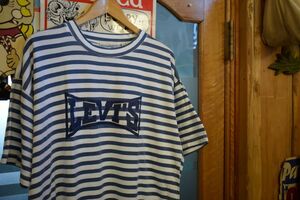 Хороший цвет 90 -х годов Vintage Levi's Levi's Levi's Levi's с коротким рукавом с коротким рукавом логотип экипажа логотип