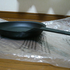 未使用! KOMIN コーミン 三条特殊鋳工所 鉄鋳物 オーバルフライパン 20cm KO-3301 ブラック IH対応 Made in JAPANの画像5