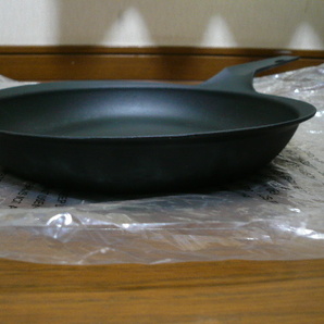 未使用! KOMIN コーミン 三条特殊鋳工所 鉄鋳物 オーバルフライパン 20cm KO-3301 ブラック IH対応 Made in JAPANの画像6