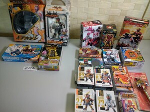 24-6 BANDAI　仮面ライダー　フィギュア＆ガシャット＆オーメダル他…まとめて。ヒビキ　オーズ　ゴースト　ぶれいど…色々。未使用