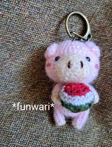 *funwari*豚さんスイカ♪キーホルダー♪編みぐるみ♪ハンドメイド♪プレゼントにも♪