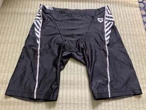 アリーナ　XLサイズ男性用ハーフスパッツタイプ競泳水着　ブラック系つるすべ伸縮タイプF薄地生地 