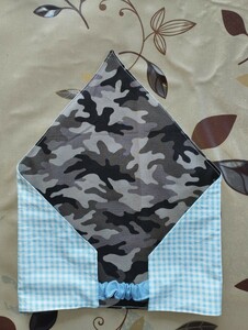  child triangle width gray camouflage pattern × light blue check 