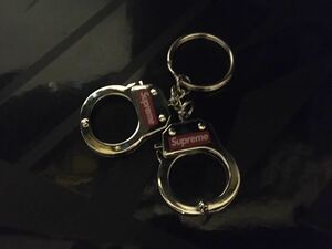 新品未使用 17aw supreme Handcuffs Keychain 手錠 キーチェーン キーホルダー アクセサリー