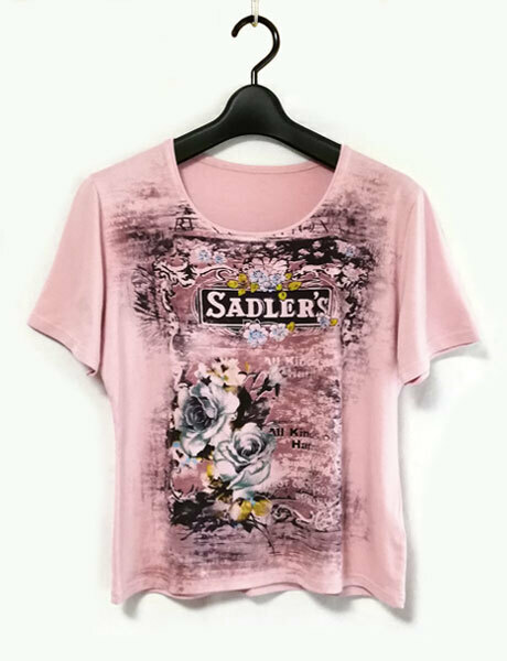 ★Tシャツ カットソー 半袖 薄い渋ピンク色 前後プリント柄 ロゴにラメ M-L