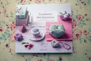 45269/フランスの刺繍・クロスステッチ図案集 ビスコーニュ 針山 Passion des Biscornus Broder au Point de Croix 2012年 刺しゅう Mango