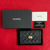 ほぼ未使用 箱付 カード シール有 28番台 CHANEL シャネル ボーイシャネル マトラッセ キャビアスキン レザー 二つ折り 財布 90506_画像1