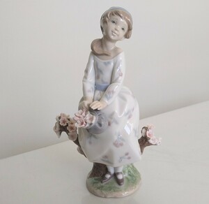 リヤドロ　リアドロ　LLADRO　桜並木をぬけて　中古　箱なし　