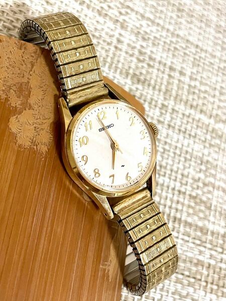 [1978年製/ヴィンテージ美品/手巻き式:稼働]SEIKO セイコー 1104/SGPゴールド/白文字盤/フリーベルト/腕時計