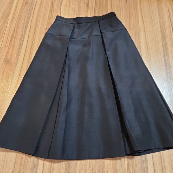ストラスブルゴの黒のプリーツスカート