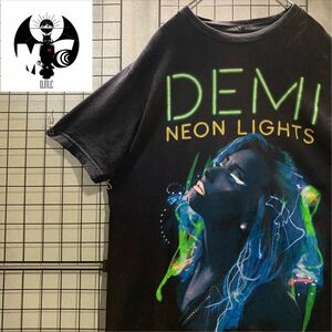 2014年製、DEMI LOVATOのワールドツアーNEON LIGHTS