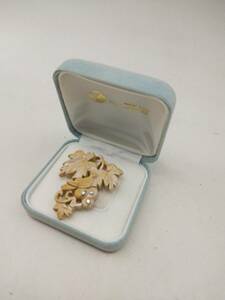 0503-0001 used *book@.. brooch hand carving skill 