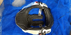 リアットネックブレースLEATT BRACE 4.5ストラップ付