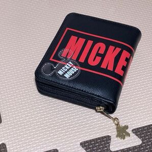 Disney【ミッキーマウス 財布】ミッキーの手チャーム付き 二つ折り 二つ折財布 ブラック