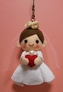 ハンドメイド　フェルト　お人形さんのストラップ022　ジューンブライド　６月の花嫁　結婚記念日　ウェディング001　ウェディングドレス１
