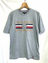 ★美品　TOMMY HILFIGER トミーヒルフィガー　ロゴ刺繍 オーガニックコットン クルーネックTシャツ グレー M_画像1