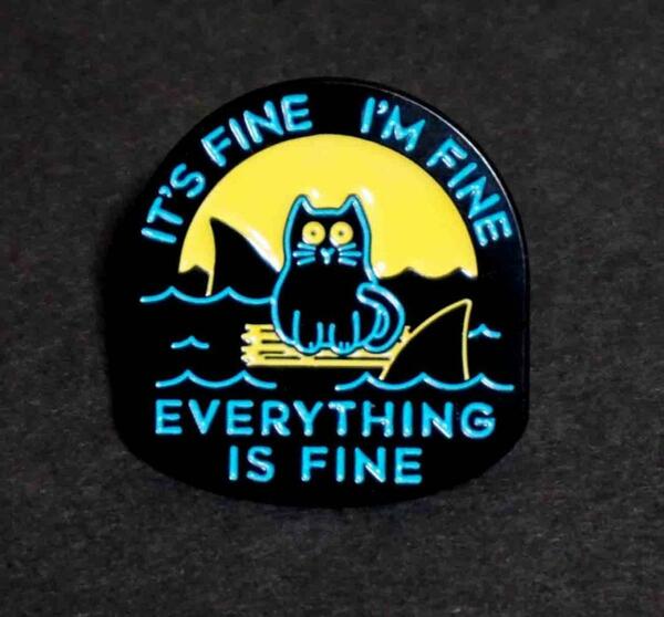 『黒猫漂流鮫徘徊』■『IT'S FINE I'M FINE EVERYTHING IS FINE』 ■新品萌猫＾＾ねこ好き■ピンバッジ バッチ ■おしゃれ ファッション