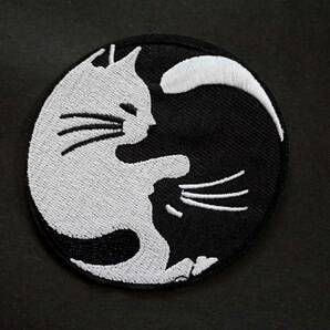  黒白太極抱擁猫■新品 white cat 可愛い CUTE**猫好き** 刺繍ワッペン■激渋　ファッション■洋服・衣類・衣服DIY■《幸せアイテム》