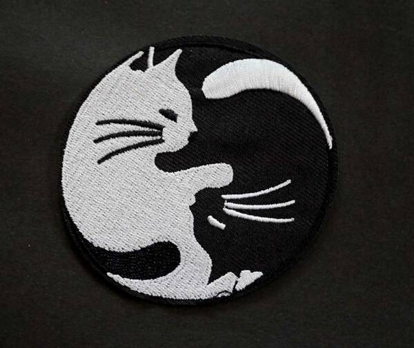  黒白太極抱擁猫■新品 white cat 可愛い CUTE**猫好き** 刺繍ワッペン■激渋　ファッション■洋服・衣類・衣服DIY■《幸せアイテム》