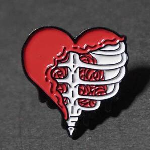 赤心臓白肋薔薇■髑髏心臓 『BSHハート』■新品スカル.ハート ロマンチスト ■skull & heart■ピンバッジ バッチ■おしゃれ ファッション