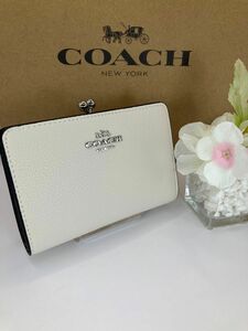 新品　未使用　COACH コーチ ホワイト　がま口二つ折り財布　箱、紙袋付き