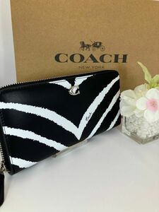 新品　未使用　COACH コーチ 　Cロゴブラックホワイトライン　長財布　箱、紙袋付き