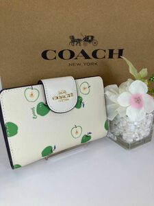 新品　未使用　COACH コーチ グリーンアップル　ミディアム二つ折り財布　箱、紙袋付き