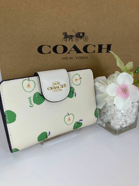 新品　未使用　COACH コーチ グリーンアップル　ミディアム二つ折り財布　箱、紙袋付き