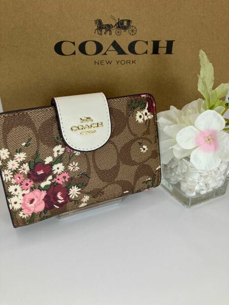 新品　未使用　COACH コーチ フラワーシグネチャーミディアム　二つ折り財布　箱、紙袋付き