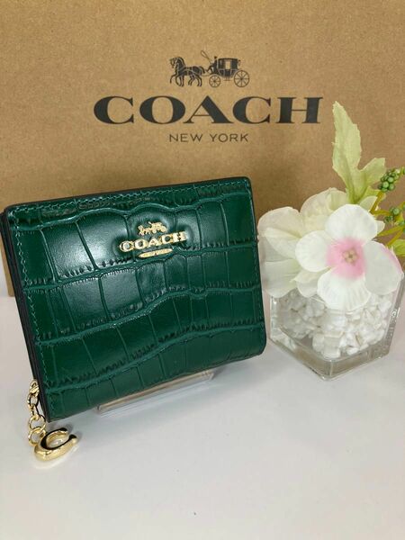 新品　未使用　COACH コーチ クロコダイル　グリーン　スモール二つ折り財布　箱、紙袋付き