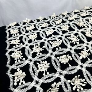 刺繍・中厚.リネン生地・刺繍幅130ｃｍ×50ｃｍ・黒地・丸花