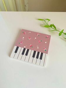 ピンクローズと鍵盤模様のウッドプレート