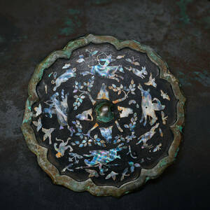 br10554 中国美術 螺鈿象嵌古銅製銅鏡 人物花鳥文 銅製 置物 唐物 幅20.6cm 重1045.8g