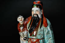 br10635 中国美術 中国景徳鎮瓷廠製 粉彩 色絵 彫瓷 人物唐子立像 在銘 陶器 陶磁器 置物 唐物 高38.5cm_画像4