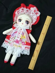 昭和レトロ風、手作り文化人形。ハンドメイドドール。赤色、薄茶髪、和柄、蝶、白レース。新品。