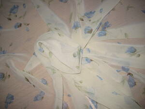 花柄プリント　シフォン　生地　生成地ブルーの花　115㎝幅×2M