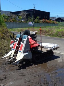 鹿児島から出品です。ヤンマーコンバインの前部のみの改造車両なります。利用は、いろいろ工夫次第で使えるのでは、引取り限定です。 