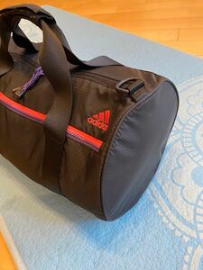 adidas スポーツバッグ　ドラム型　レディース　小さめ