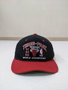 20．90s シカゴブルズ CHICAGO BULLS THREE PEAT 三連覇 モデル ロゴ キャップ 帽子 NBA バスケットボール 最大約57㎝ 黒赤白緑x602