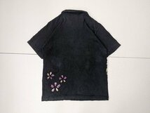 11．GUMU 花柄 和 刺繍デザイン フェードブラック 半袖ポロシャツ メンズ L 黒 マルチカラー x510_画像3