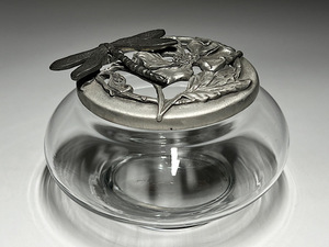 [.] pot-pourri pot glass . made of metal 