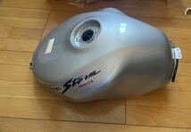 【中古品】VTR1000F(SC36 99年式)燃料タンク シルバーメタリック_画像1