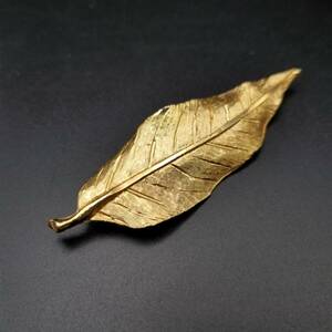 70'80's 上品なゴールドの葉 リーフ 立体 シンプル エレガント ヴィンテージ ブローチ クラシカル Y15-Y
